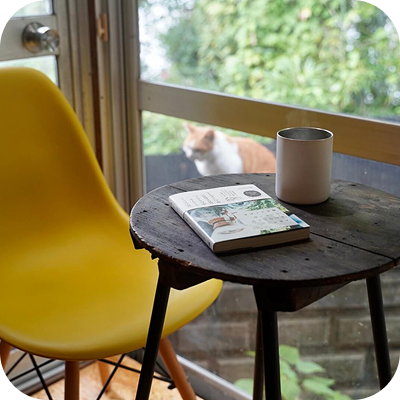 カフェの椅子と机
